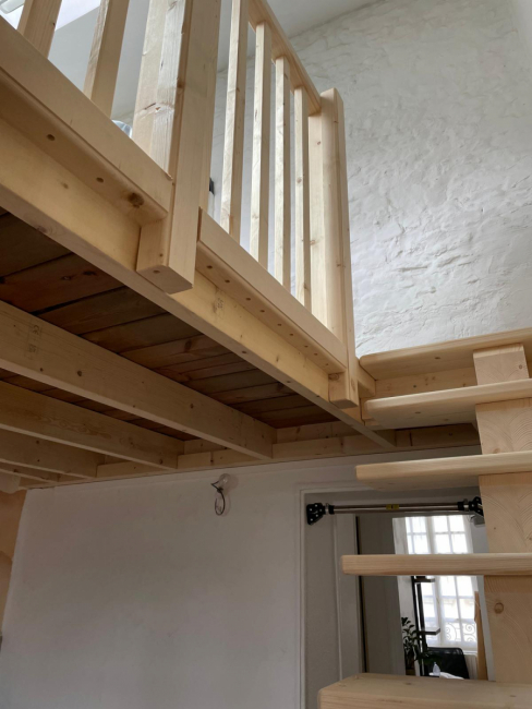 Escalier sur mesure avec garde-corps